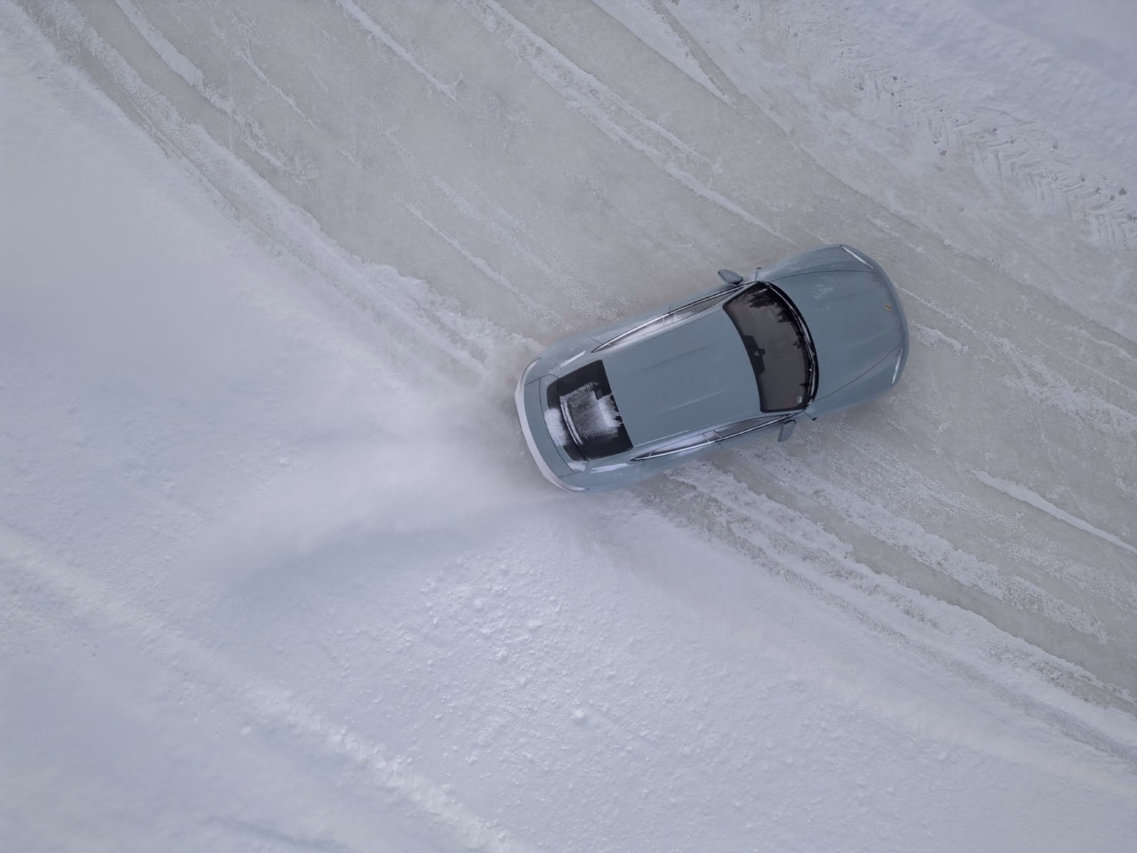 Porsche Taycan 4 на ледовой трассе, вид сверху