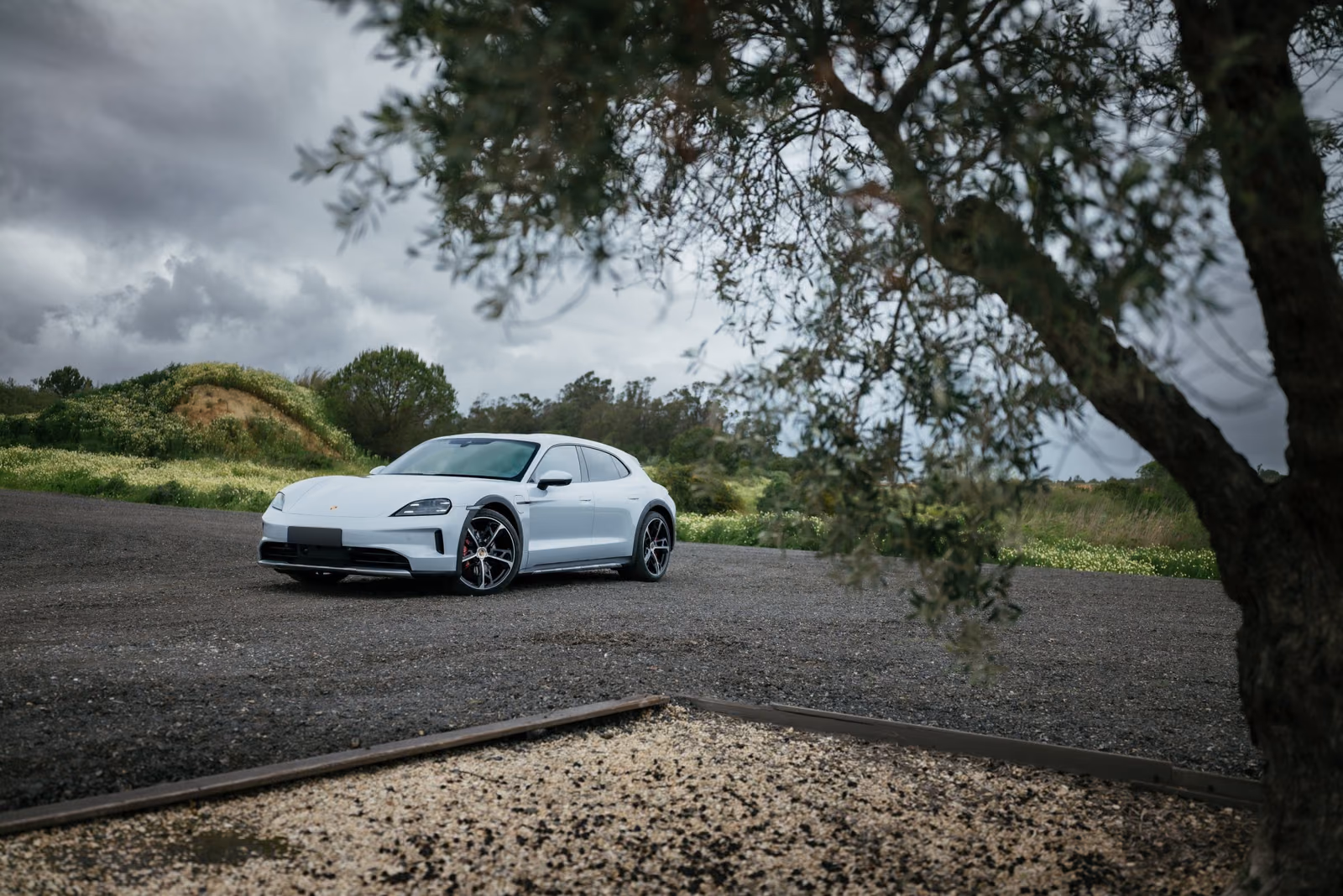 Porsche Taycan 4S Cross Turismo у загородной дороги