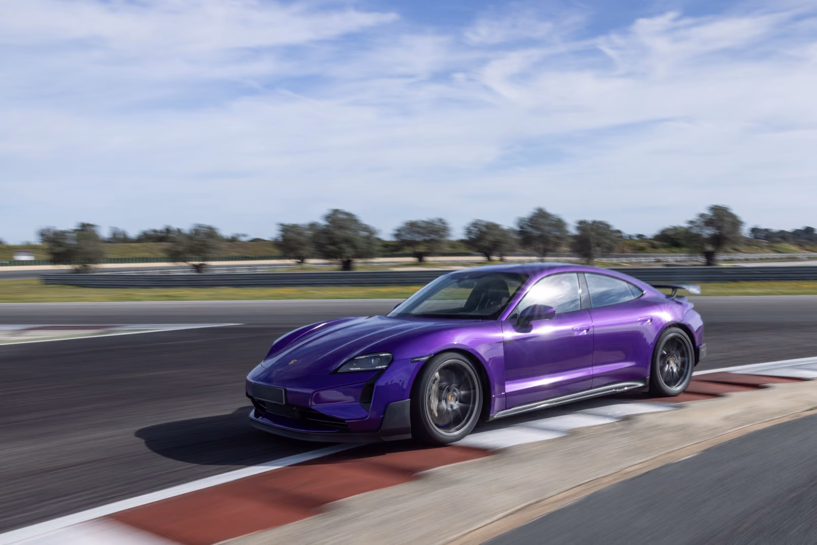 Porsche Taycan Turbo GT с пакетом Weissach на треке