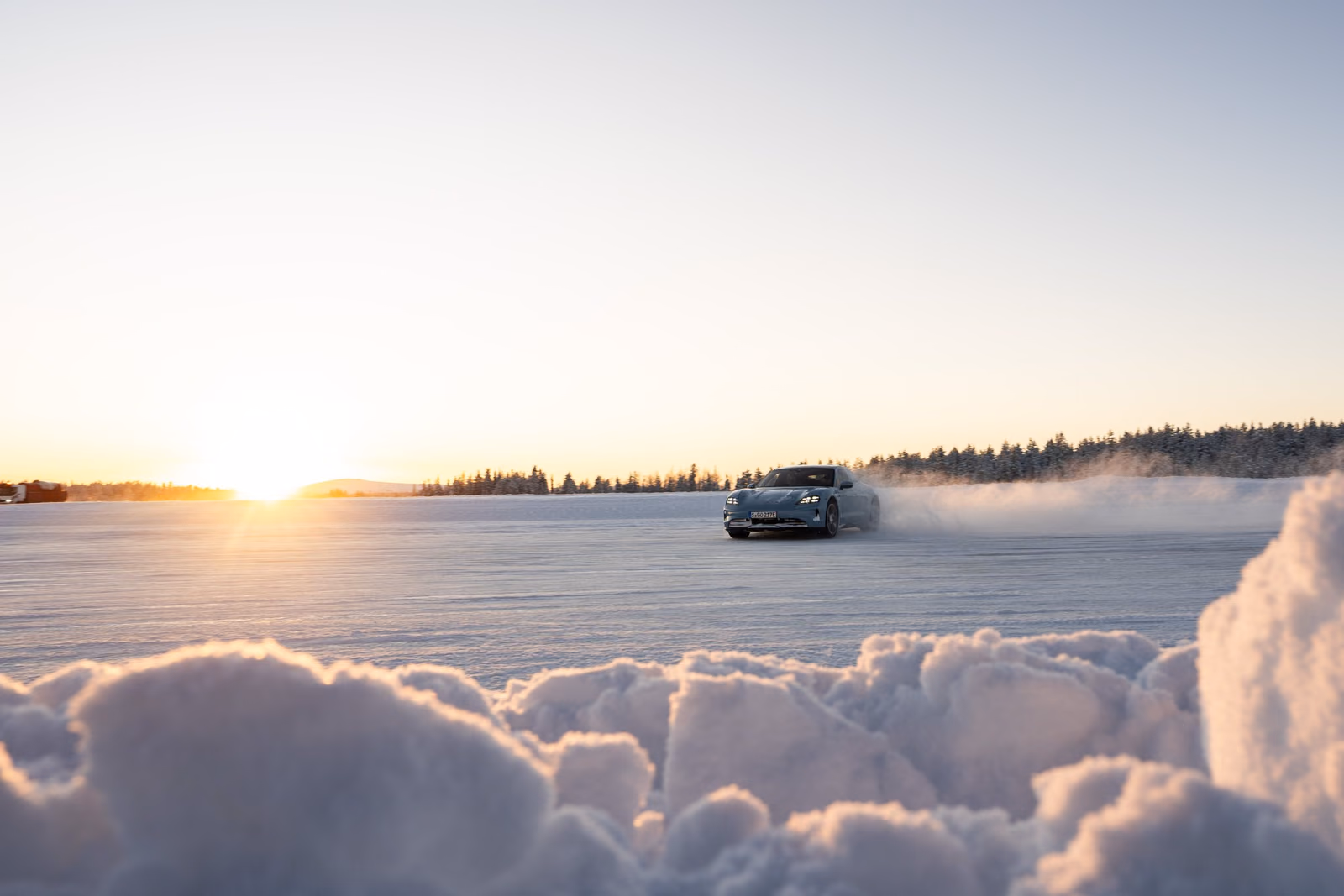 Porsche Taycan 4 седан на зимней дороге