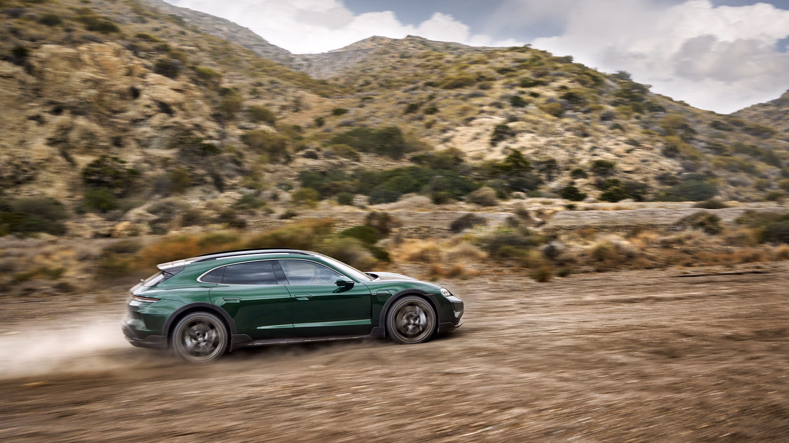 Porsche Taycan — спереди в три четверти