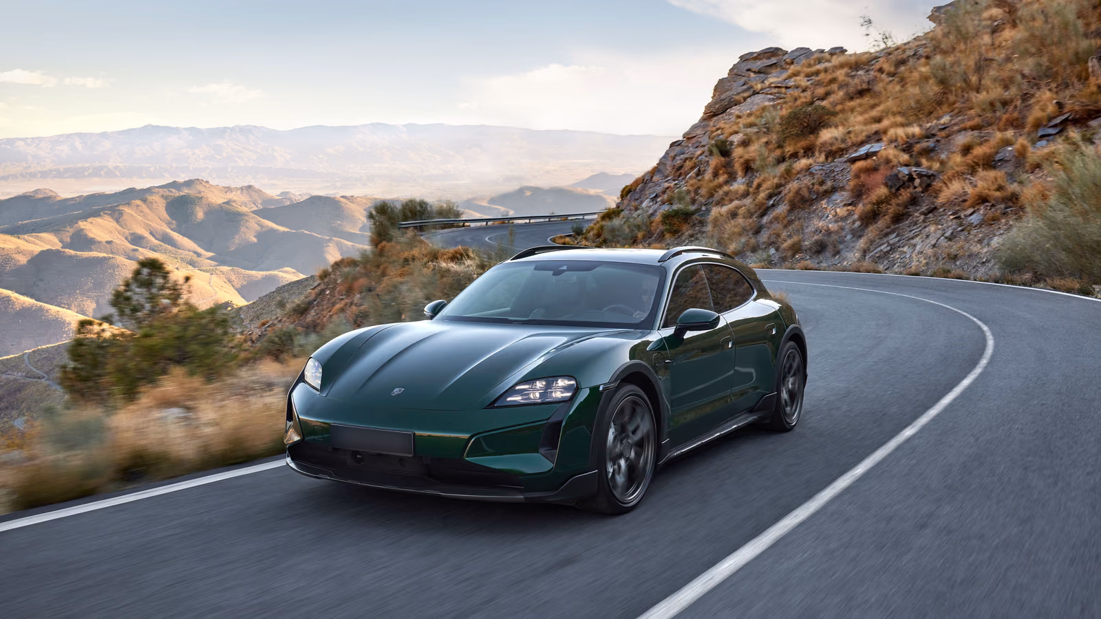 Porsche Taycan — вид сзади в три четверти