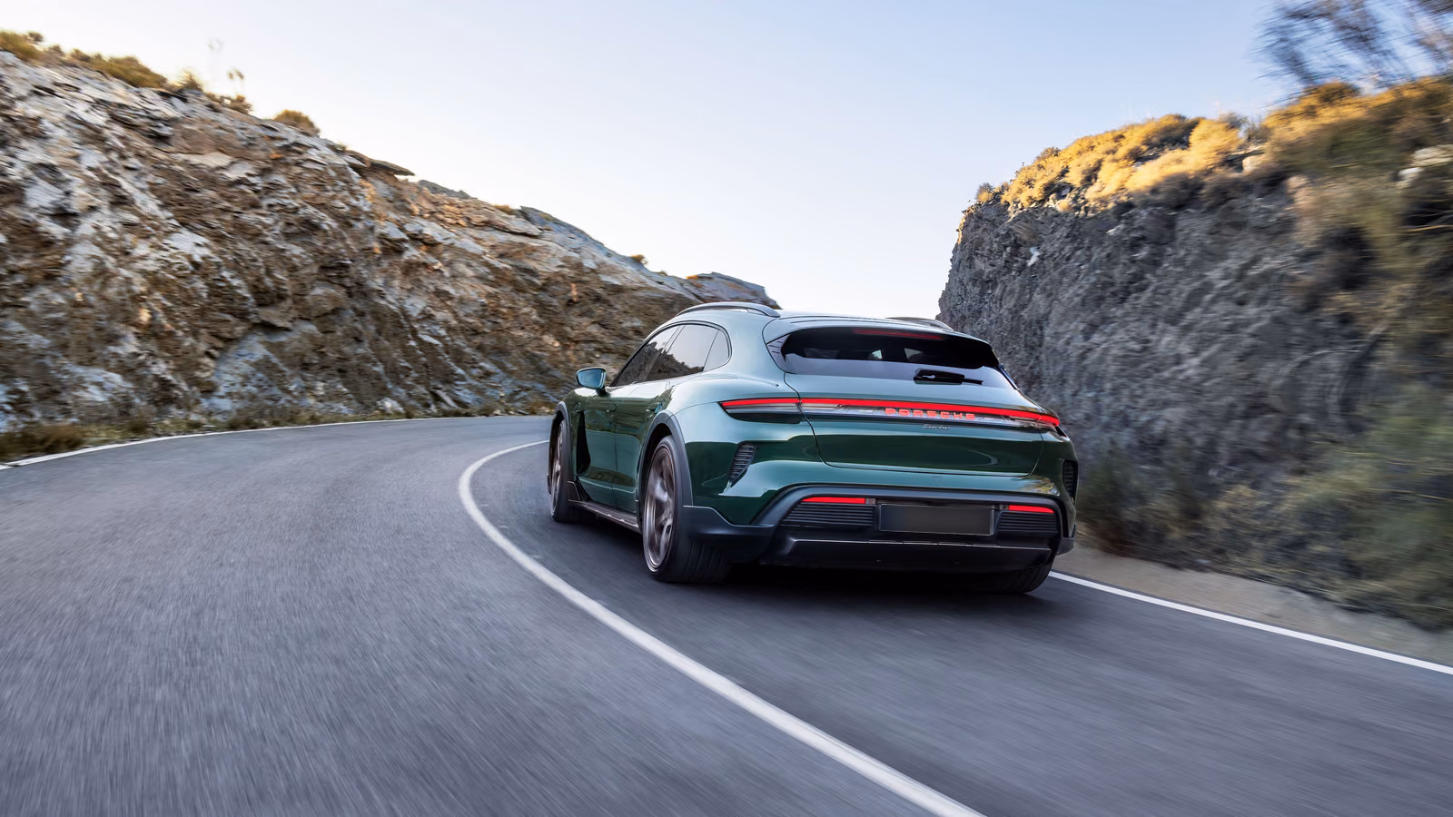 Porsche Taycan — вид сбоку