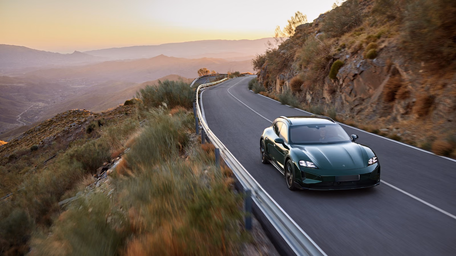 Porsche Taycan — вид спереди