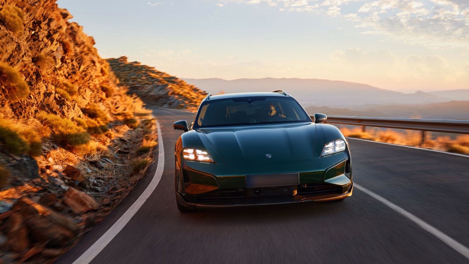 Porsche Taycan — вид сзади