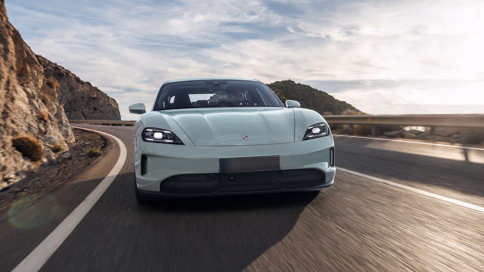 Porsche Taycan — вид сбоку