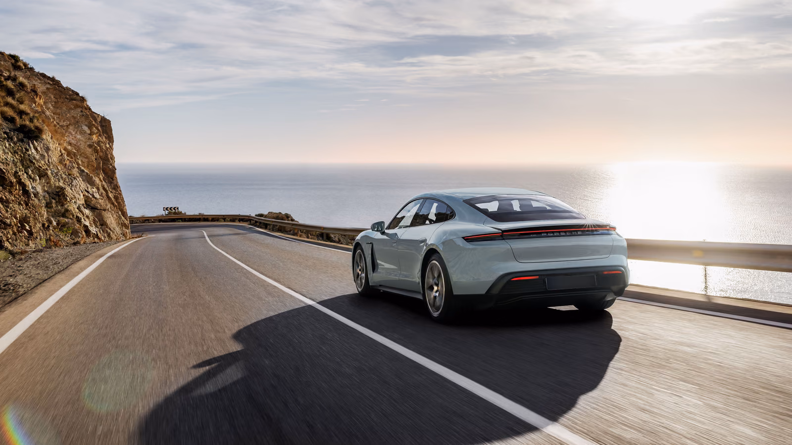 Porsche Taycan — вид спереди