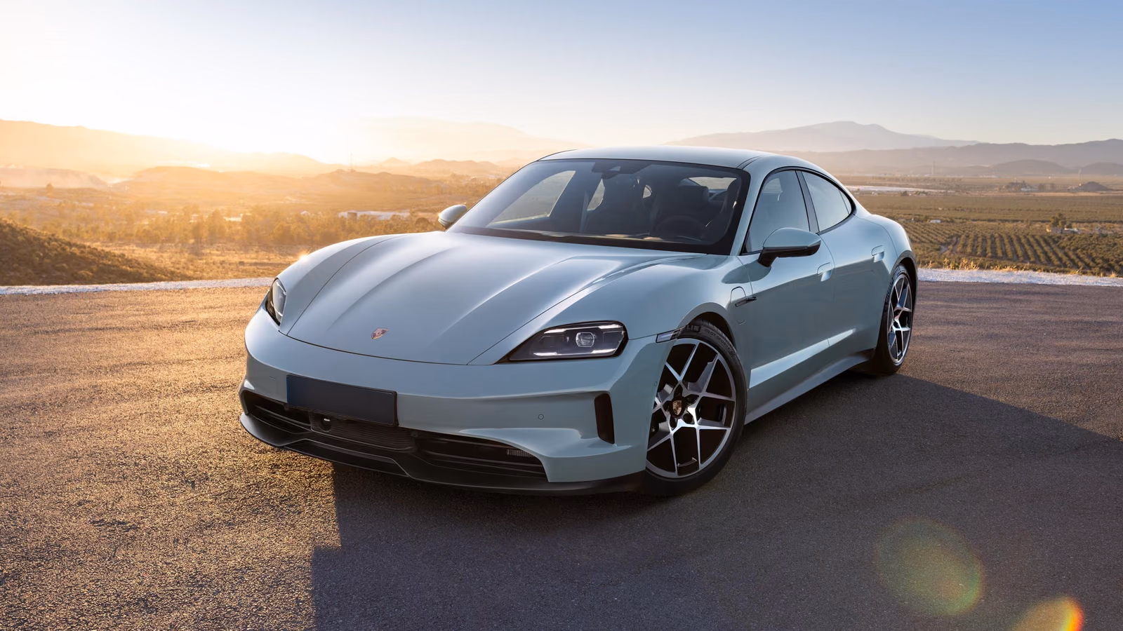 Porsche Taycan — вид сзади