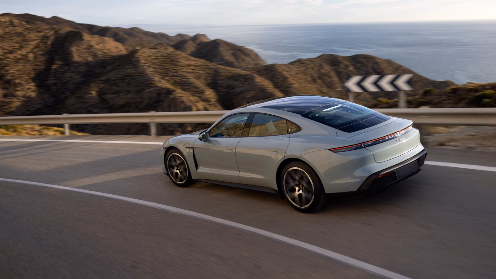 Porsche Taycan — на природе