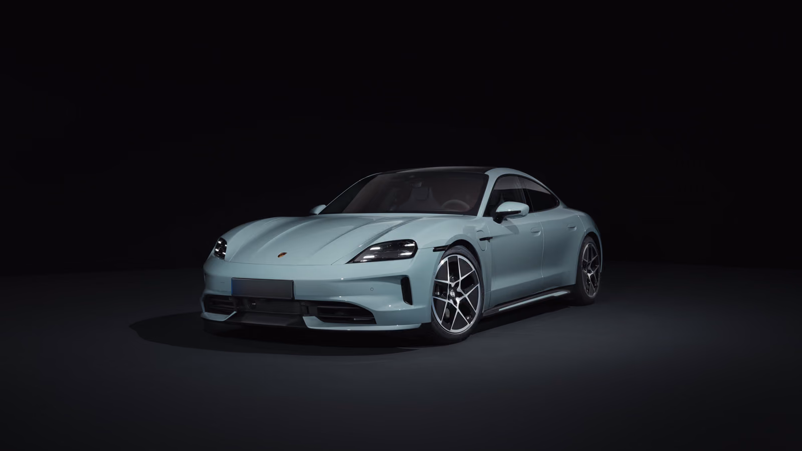 Porsche Taycan — спереди в три четверти