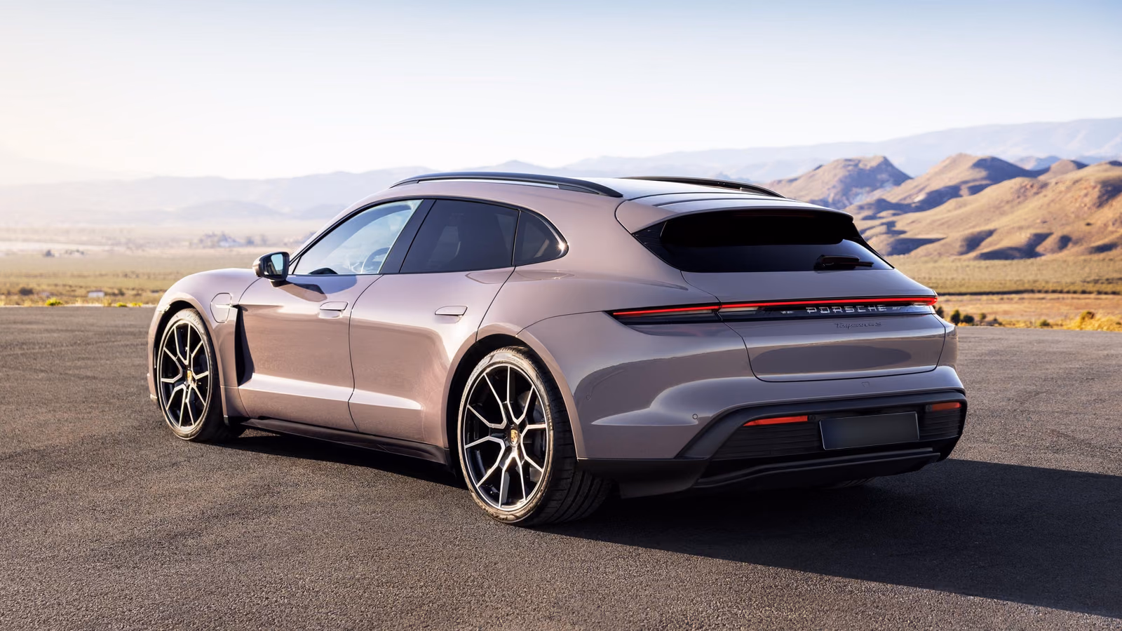 Porsche Taycan — вид сзади в три четверти