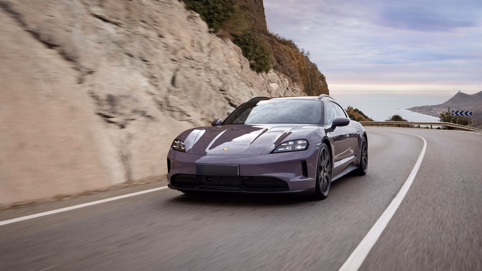 Porsche Taycan — вид сбоку