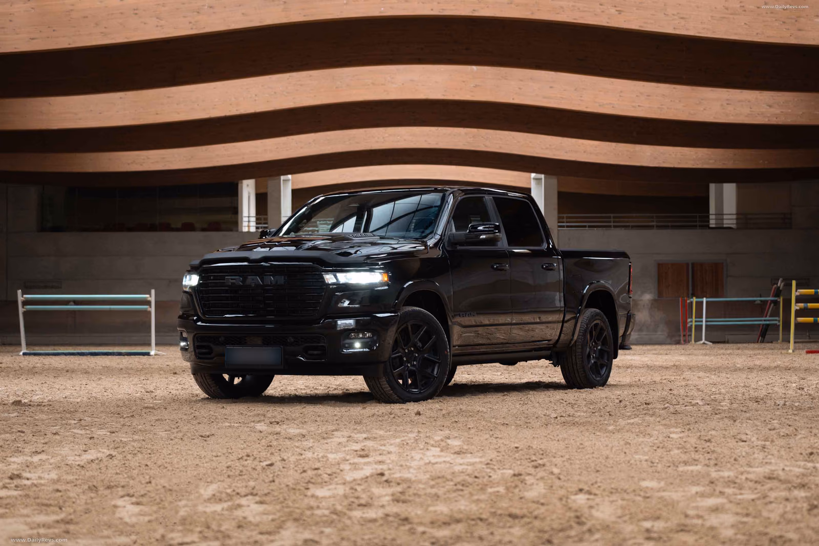 RAM 1500 — спереди в три четверти у современного здания
