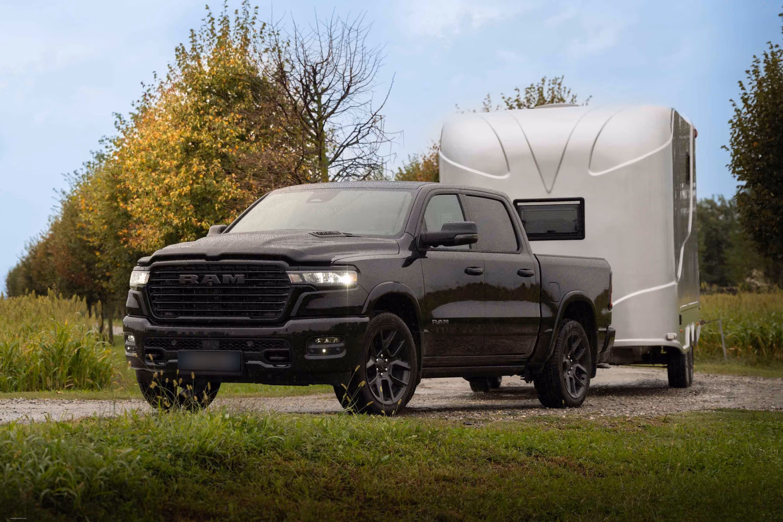 RAM 1500 с прицепом-коневозом