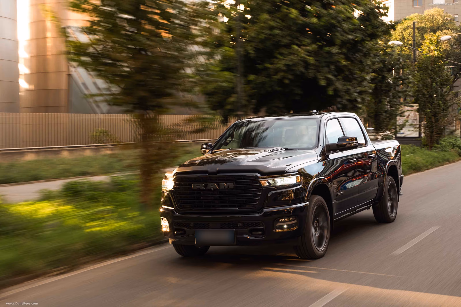 RAM 1500 в движении по аллее