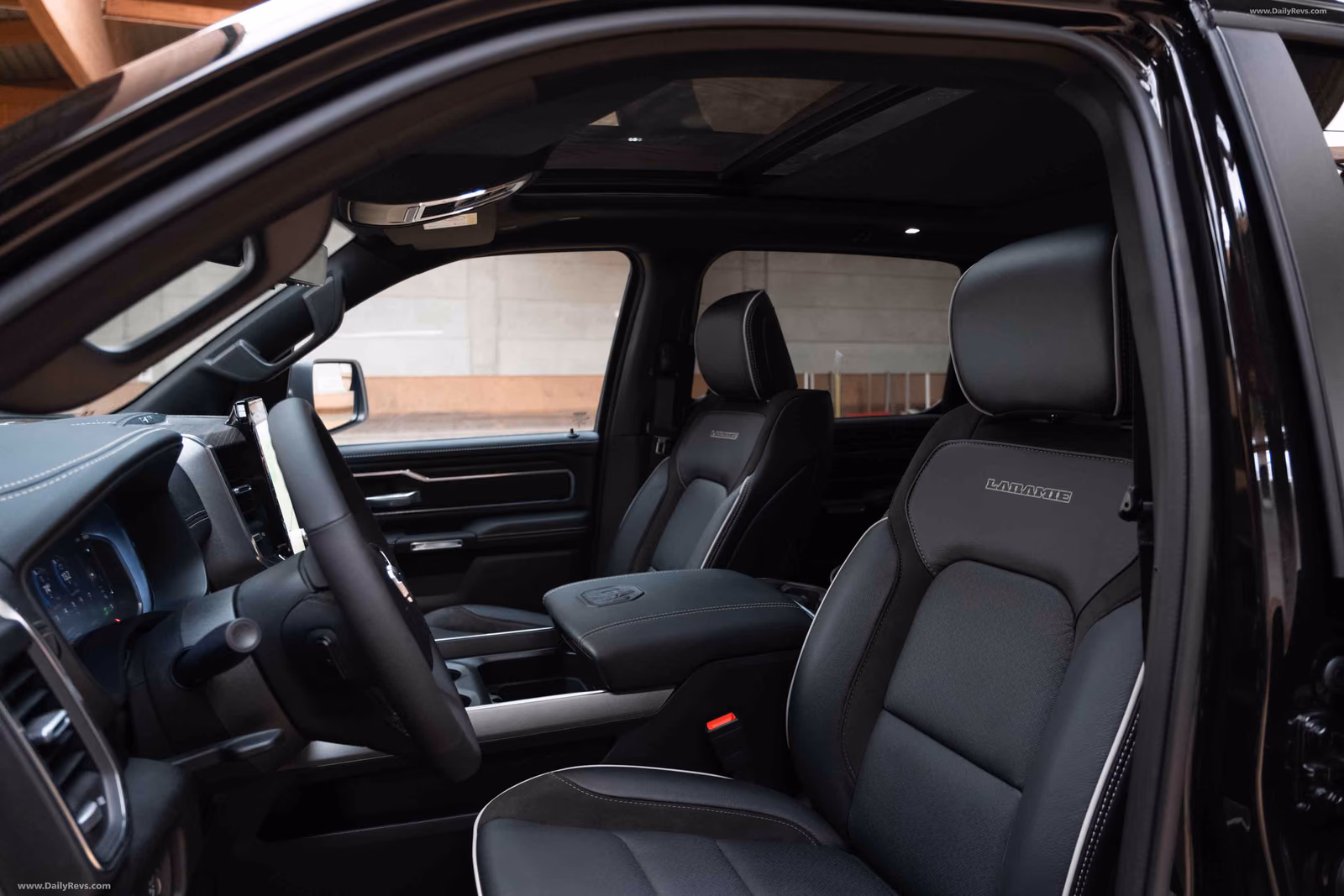 Передние кресла RAM 1500 Laramie