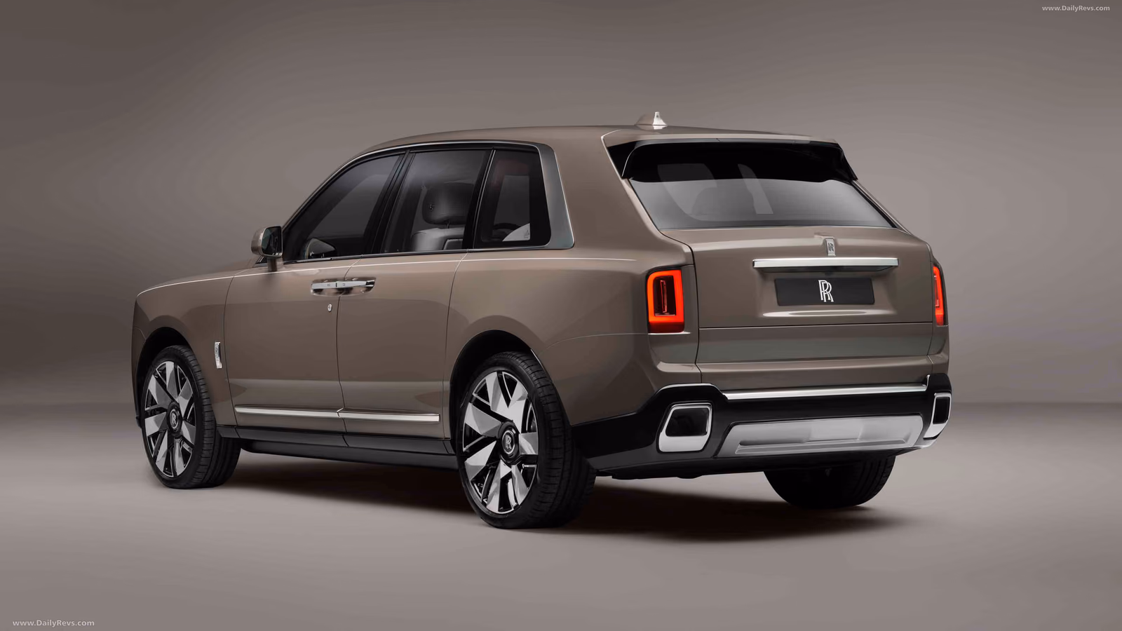 Rolls-Royce Cullinan Series II — сзади в три четверти