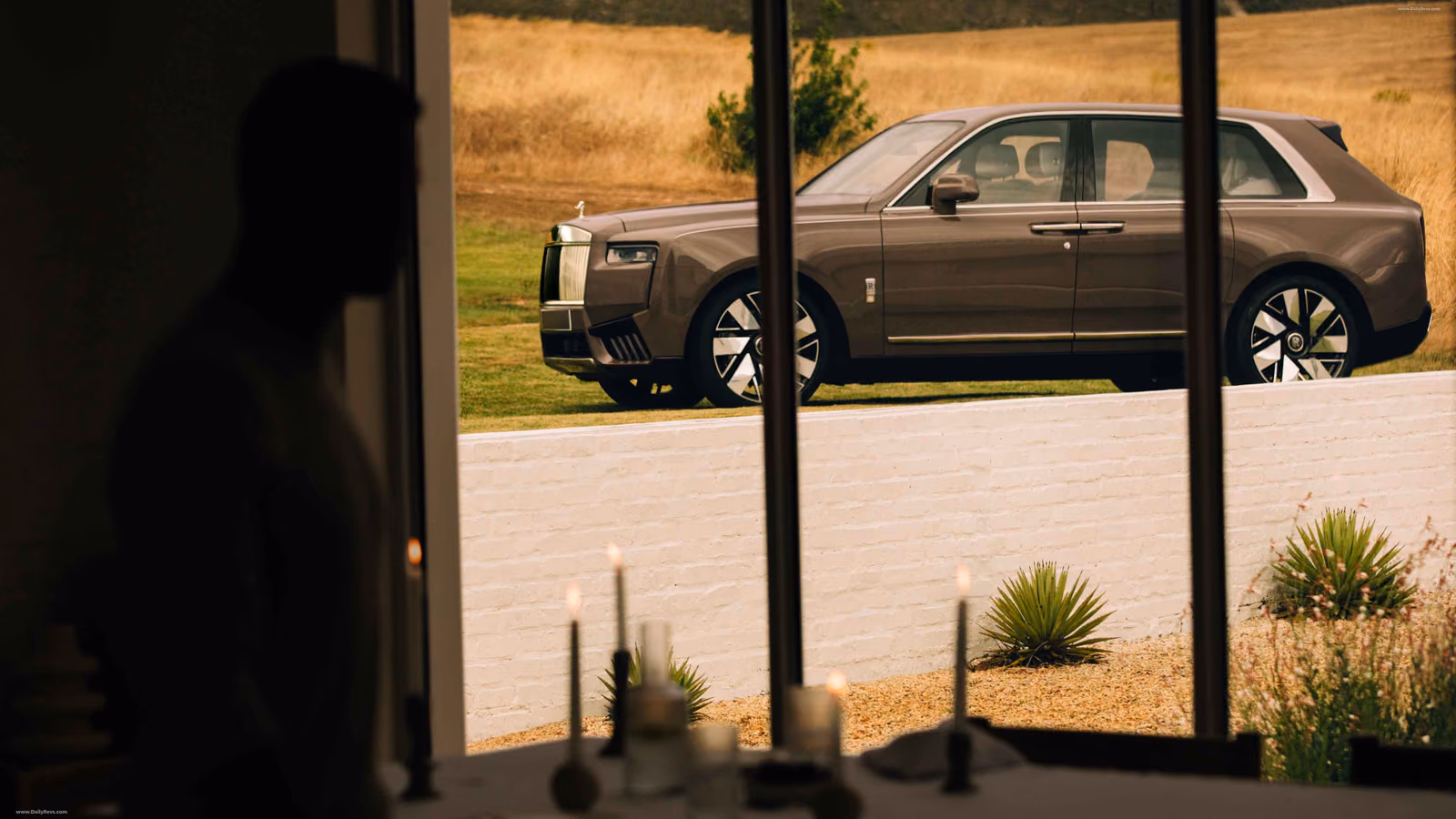 Rolls-Royce Cullinan у загородного дома