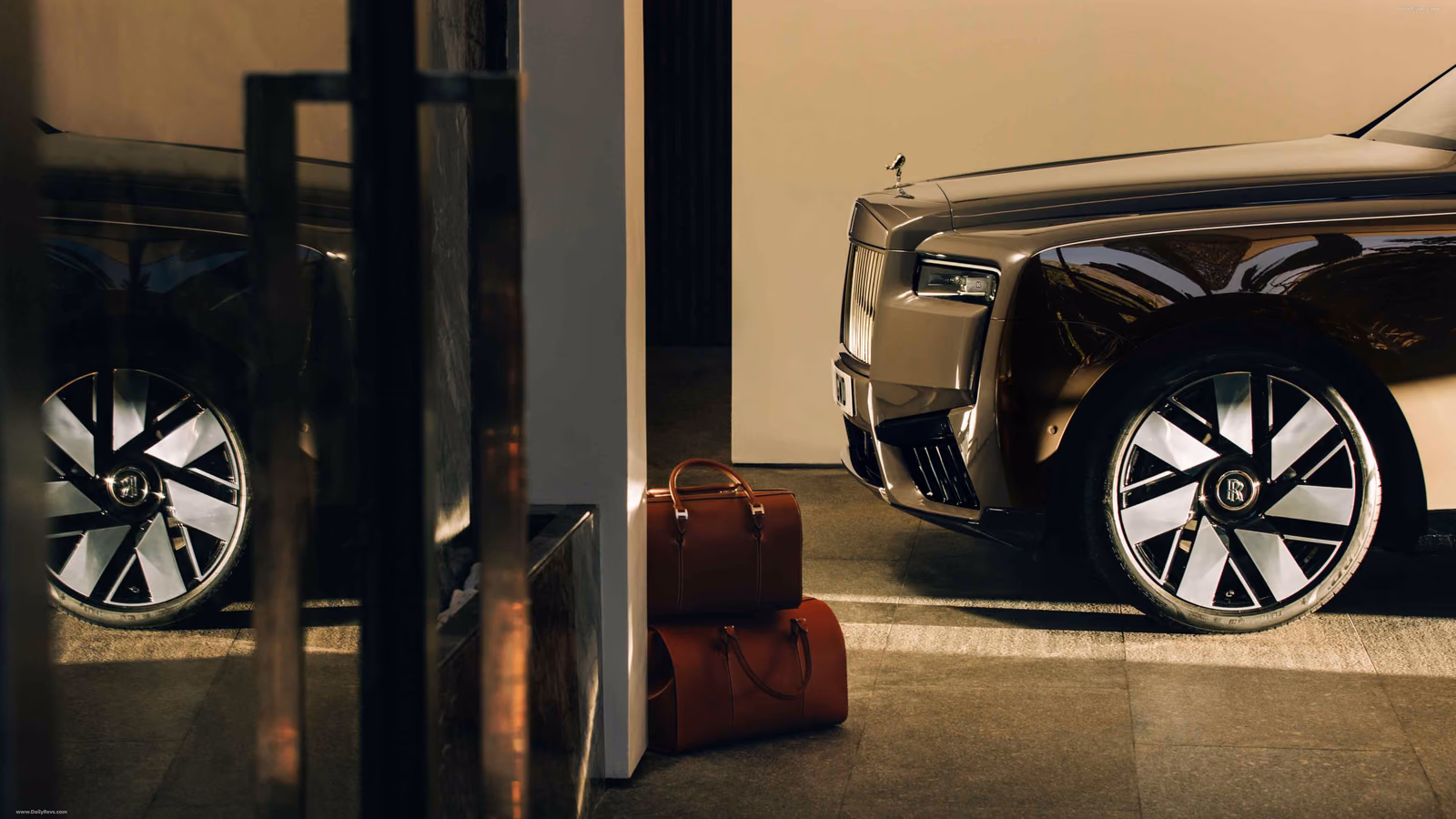 Rolls-Royce Cullinan с багажом у входа в дом