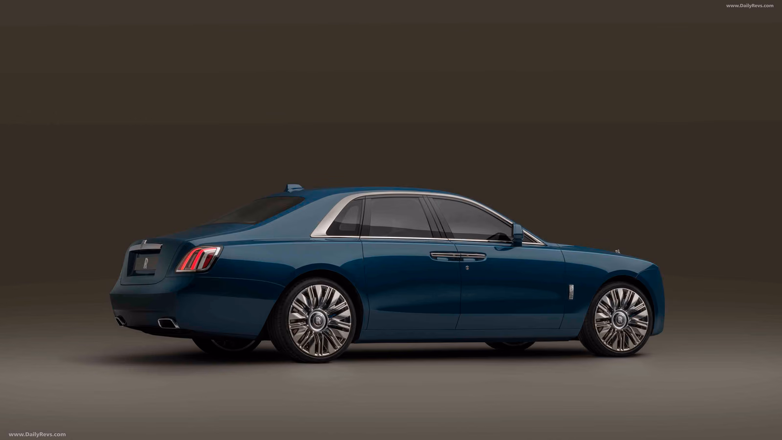 Rolls-Royce Ghost Series II — сзади в три четверти
