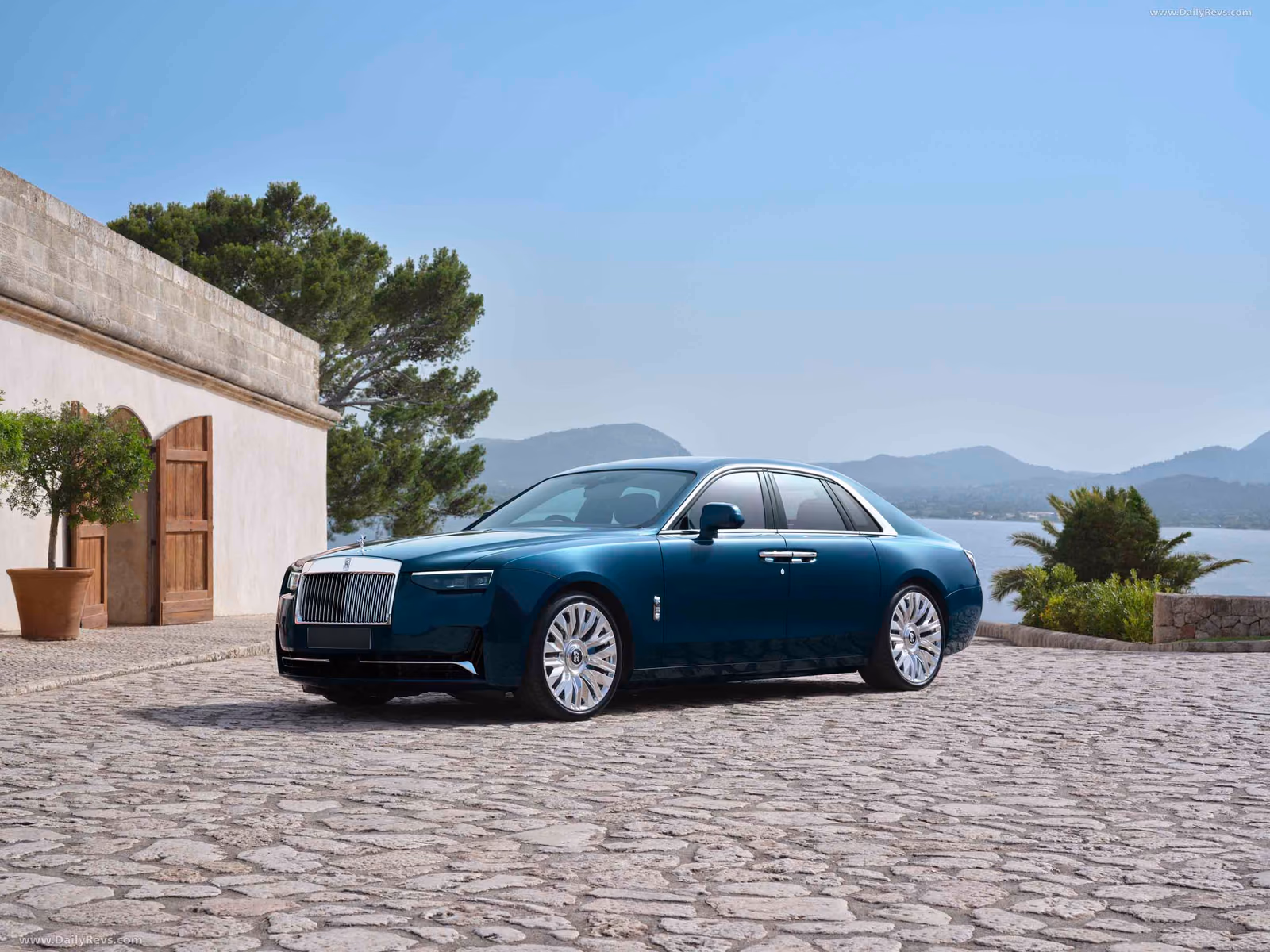 Rolls-Royce Ghost у виллы на побережье