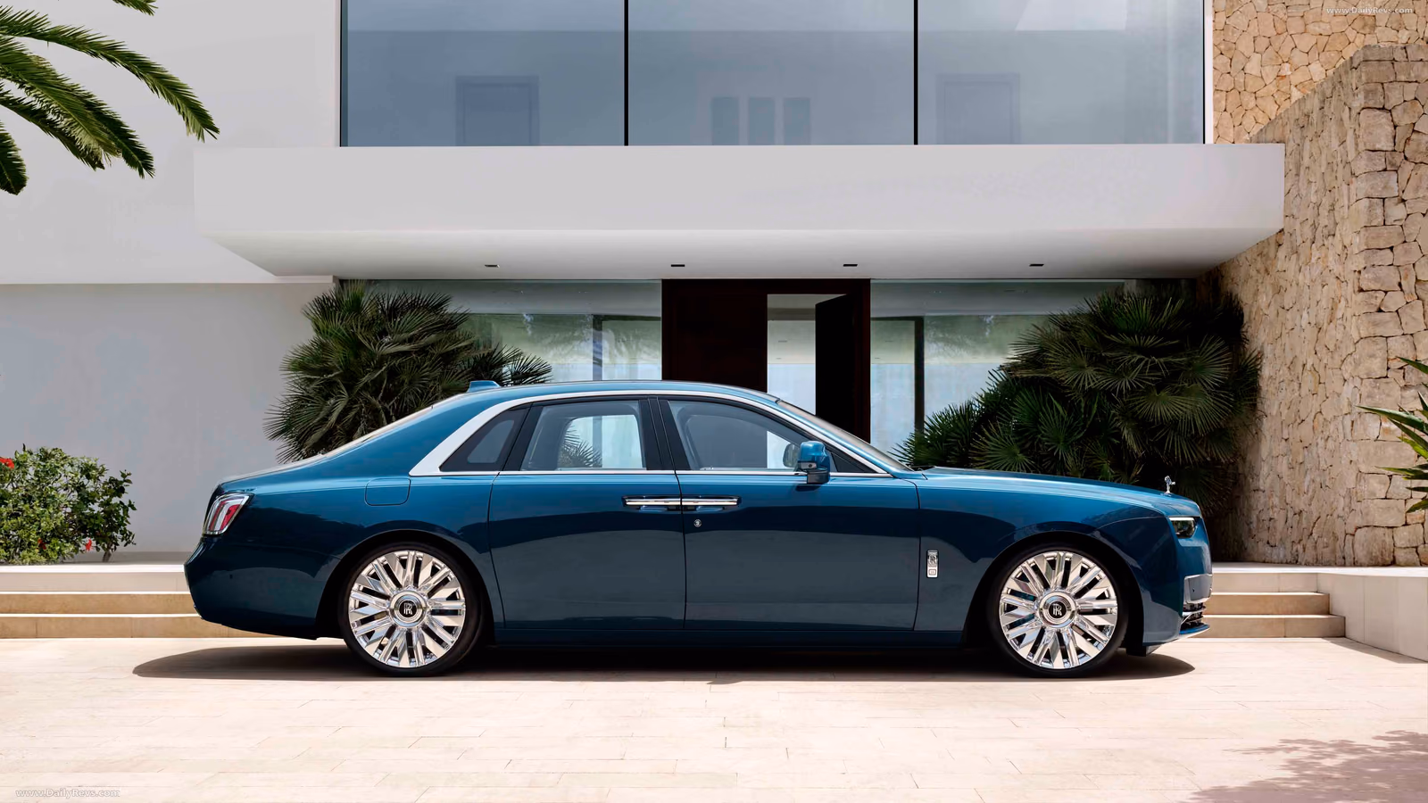 Rolls-Royce Ghost у современного дома