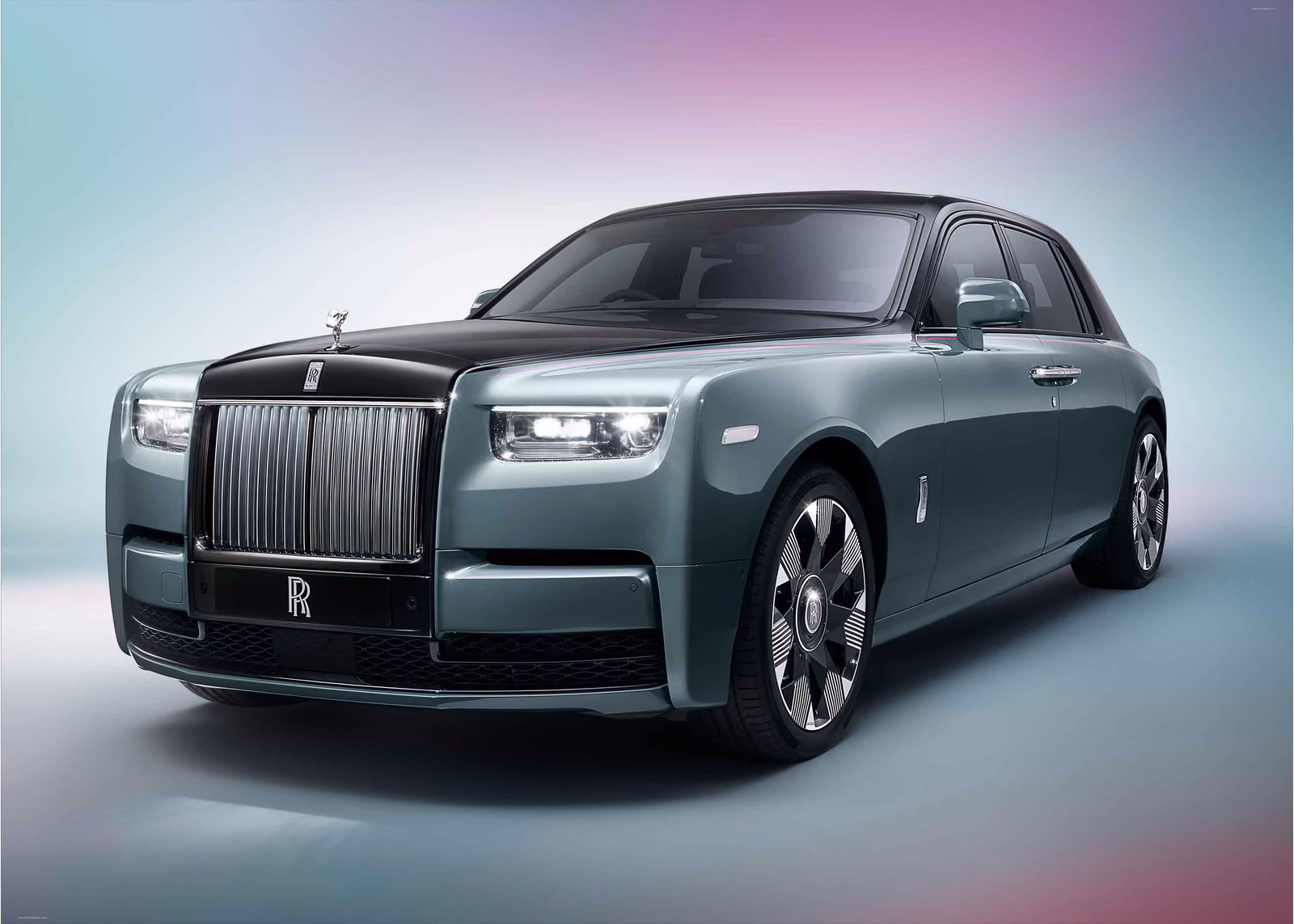 Rolls-Royce Phantom Series II — спереди в три четверти, студия