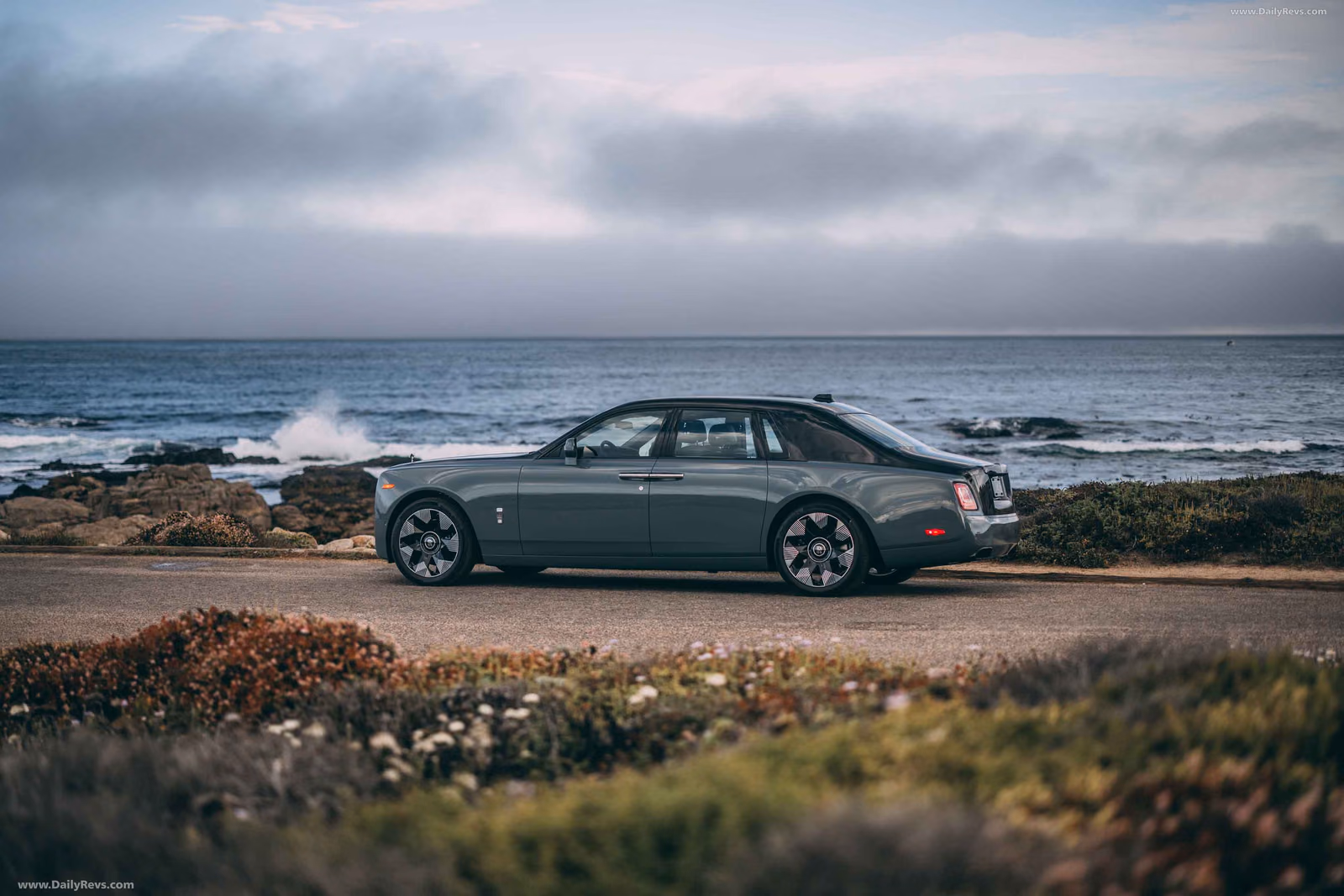 Rolls-Royce Phantom на фоне океана