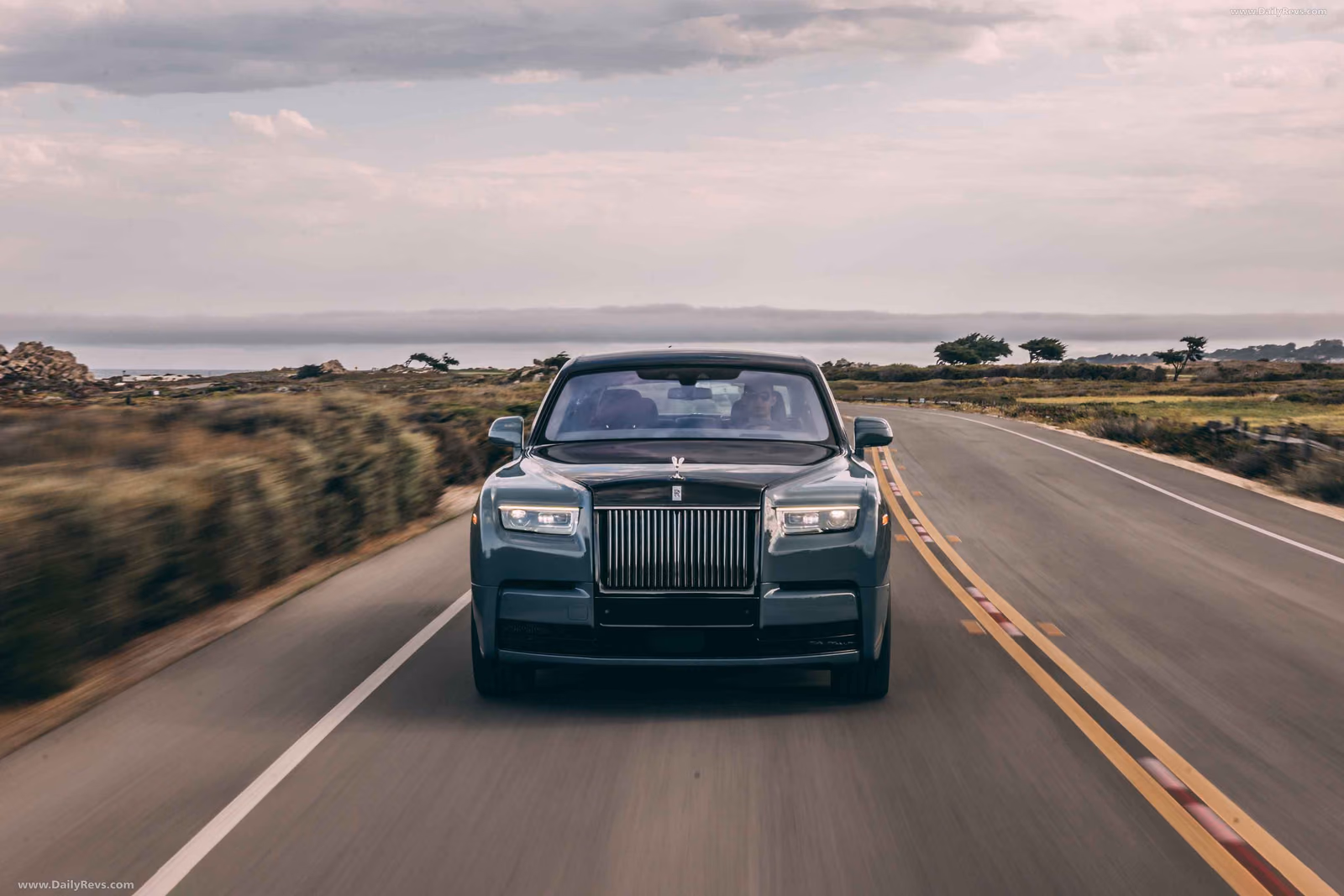 Rolls-Royce Phantom в движении, вид спереди