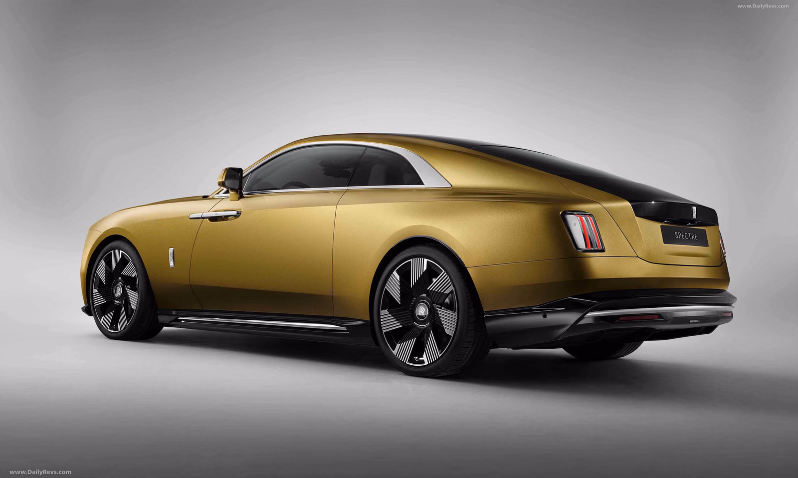 Rolls-Royce Spectre — сзади в три четверти