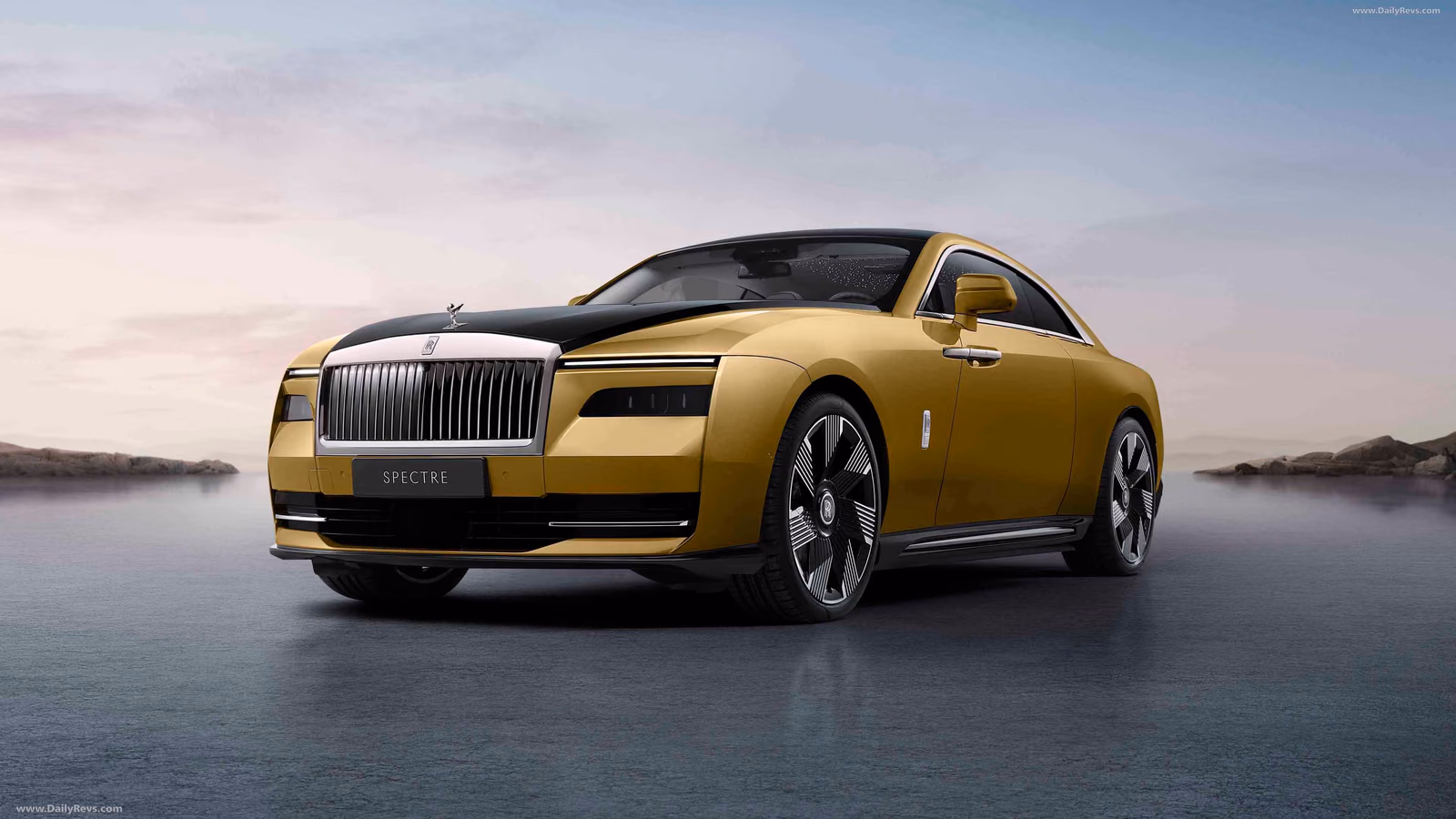 Rolls-Royce Spectre на берегу на рассвете