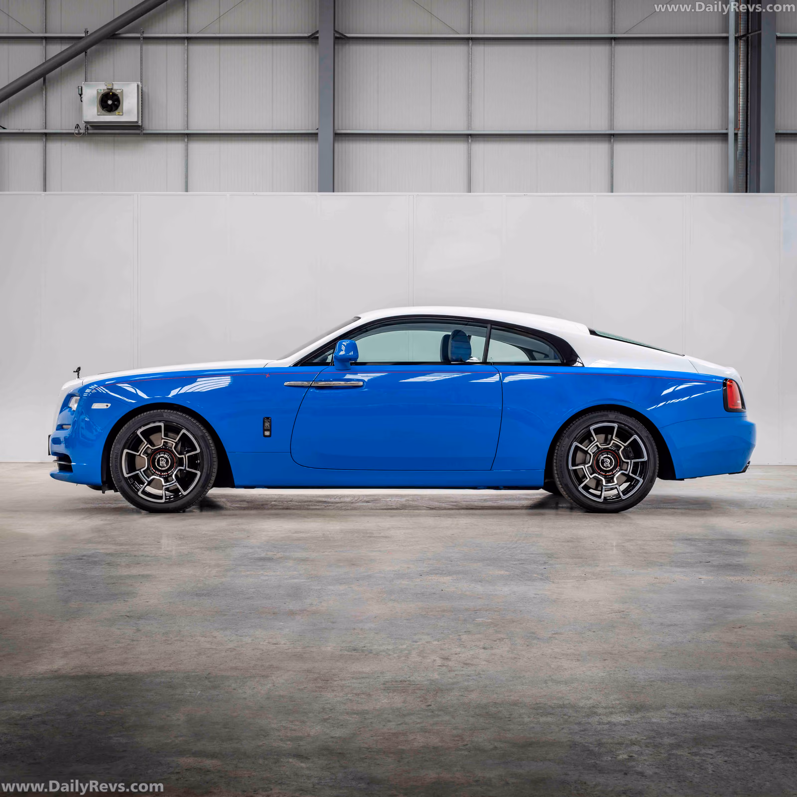 Rolls-Royce Wraith Black Badge в синем цвете — профиль в ангаре
