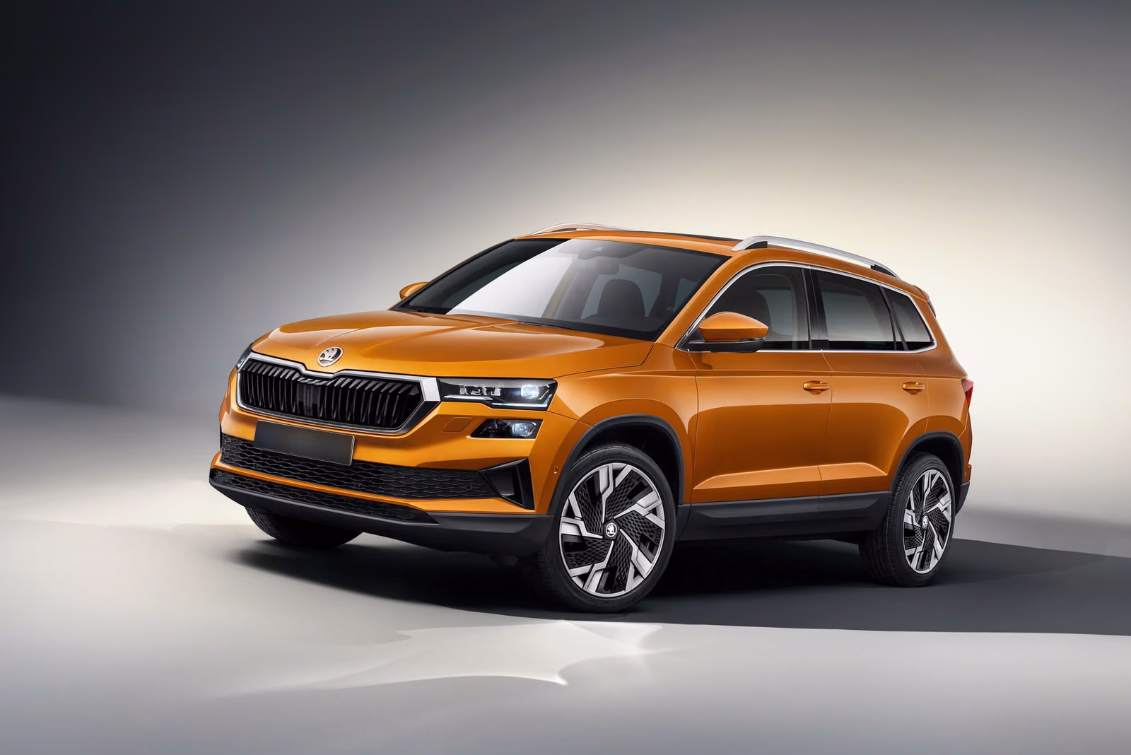 Skoda Karoq — спереди в три четверти