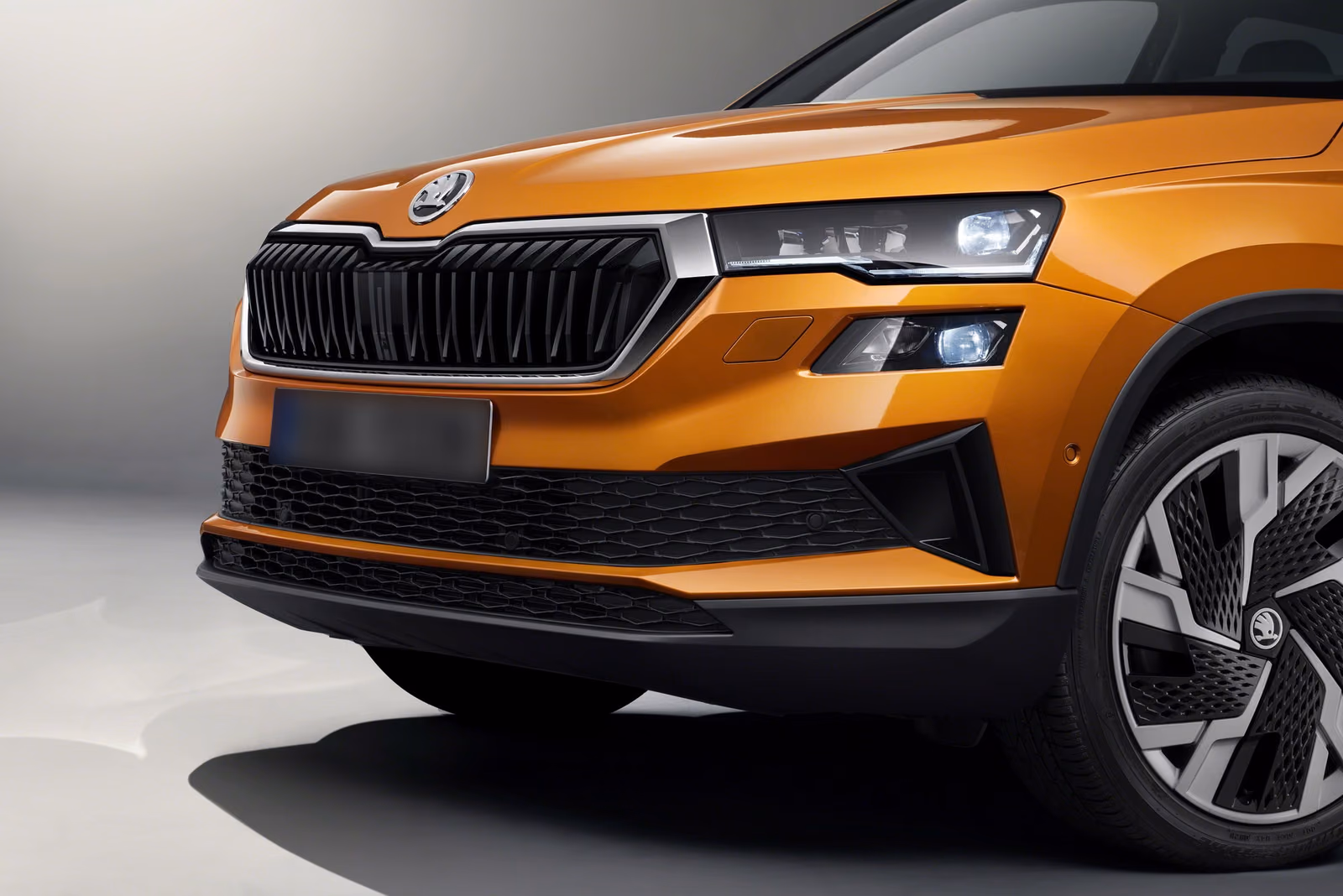 Skoda Karoq — спереди в три четверти
