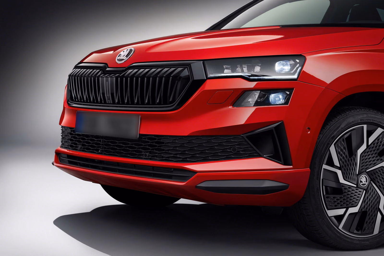 Skoda Karoq — спереди в три четверти