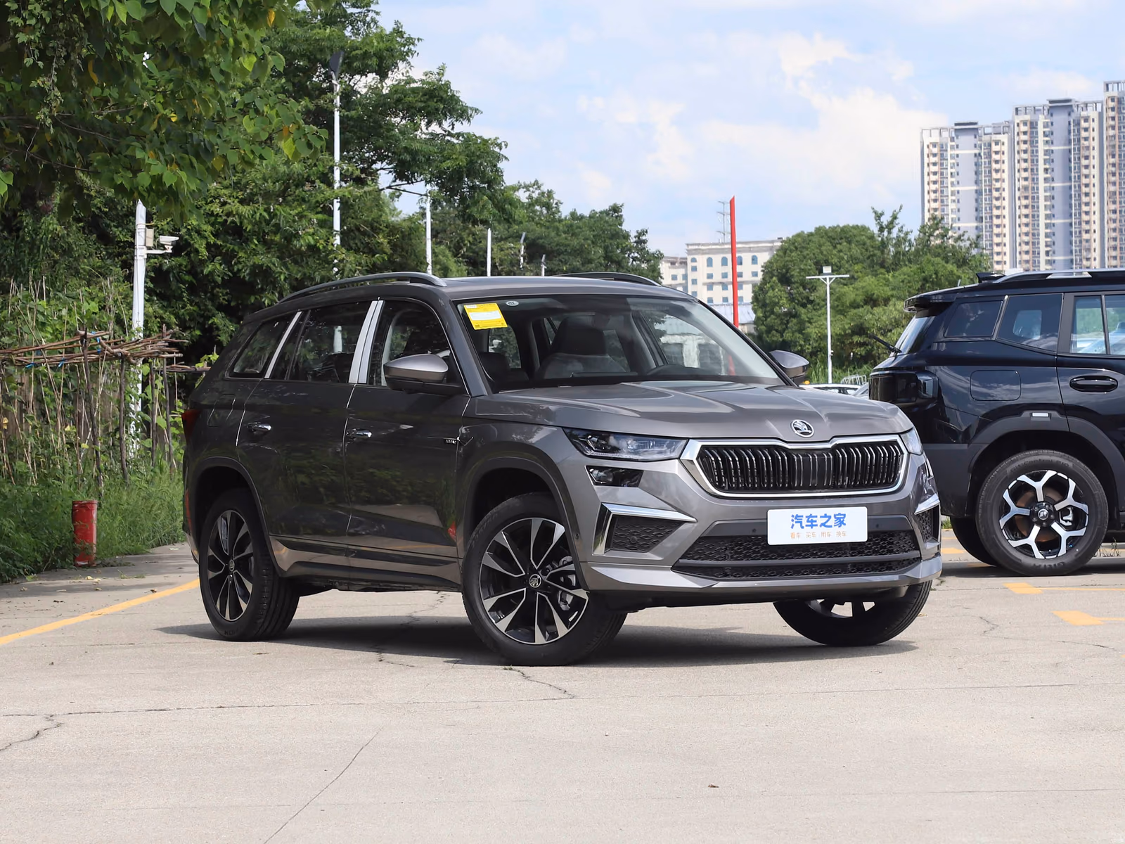 Skoda Kodiaq 2025 — серый кузов спереди в три четверти