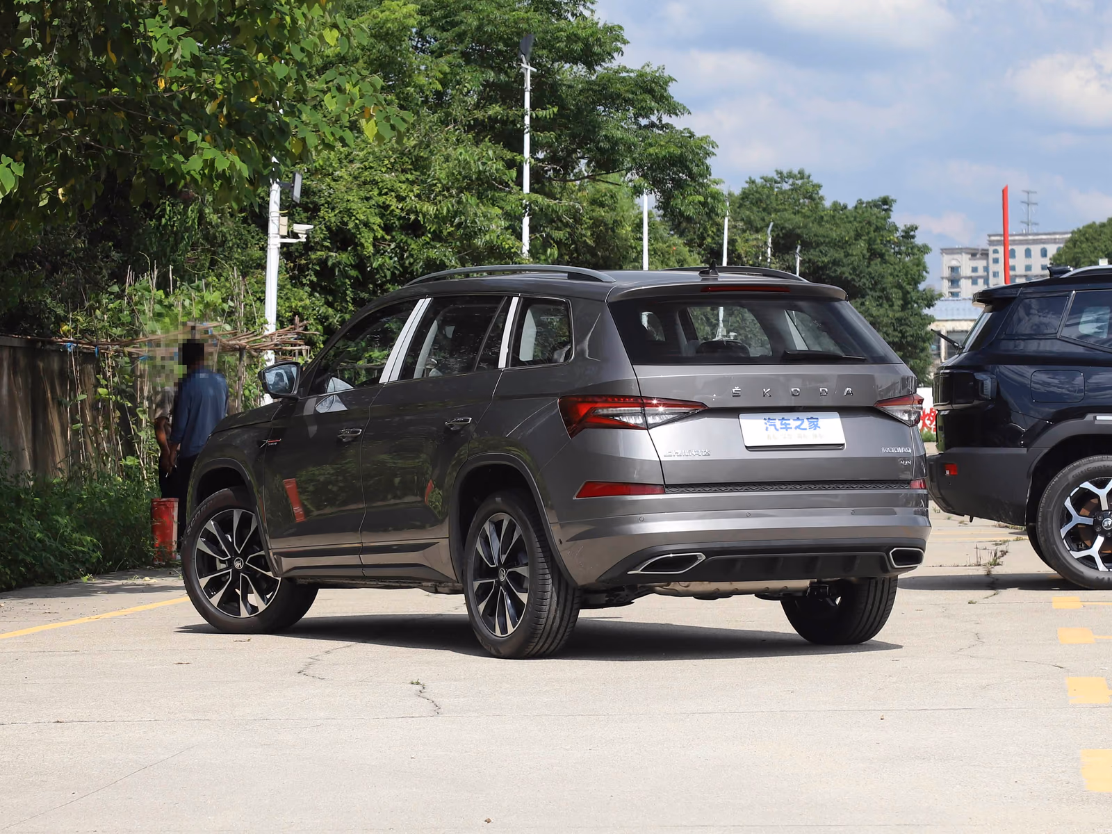 Skoda Kodiaq 2025 — серый кузов сзади в три четверти