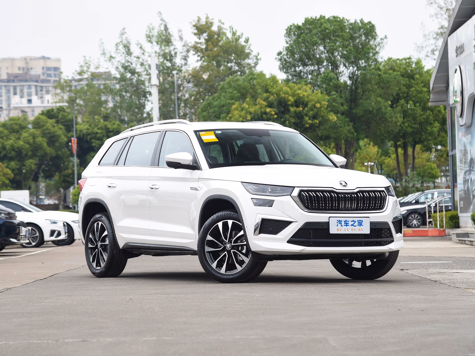 Skoda Kodiaq 2025 — белый кузов спереди в три четверти