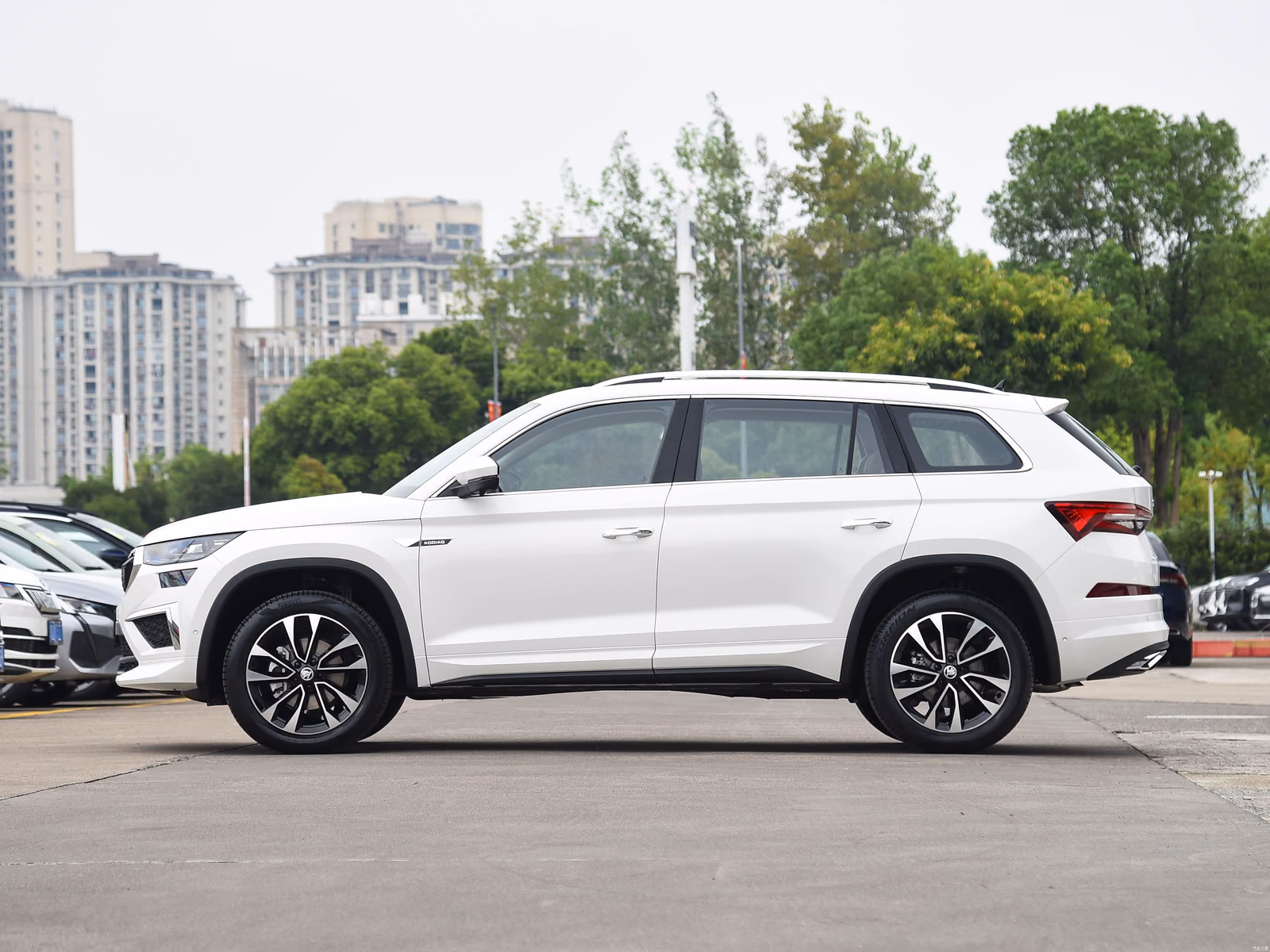 Skoda Kodiaq 2025 — белый кузов в профиль