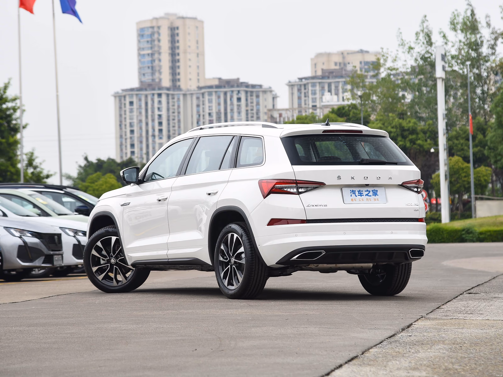 Skoda Kodiaq 2025 — белый кузов сзади в три четверти