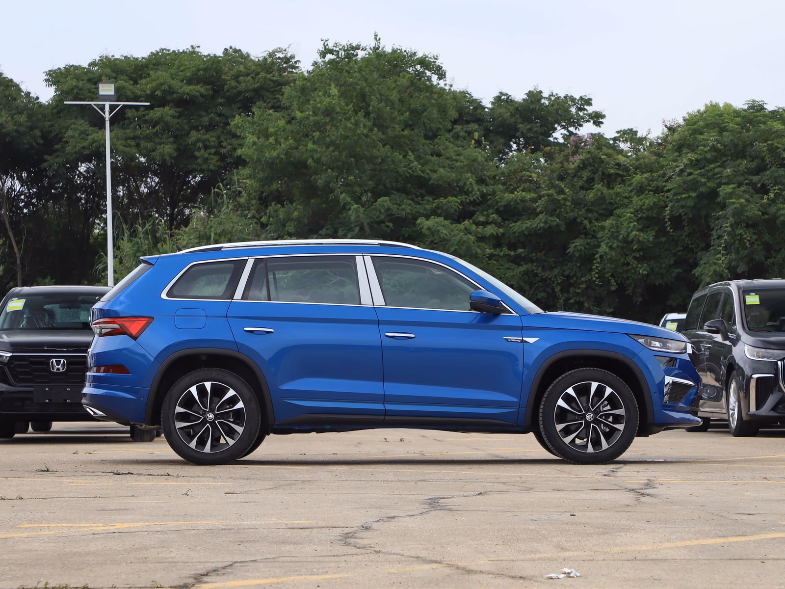 Skoda Kodiaq 2025 — синий кузов в профиль