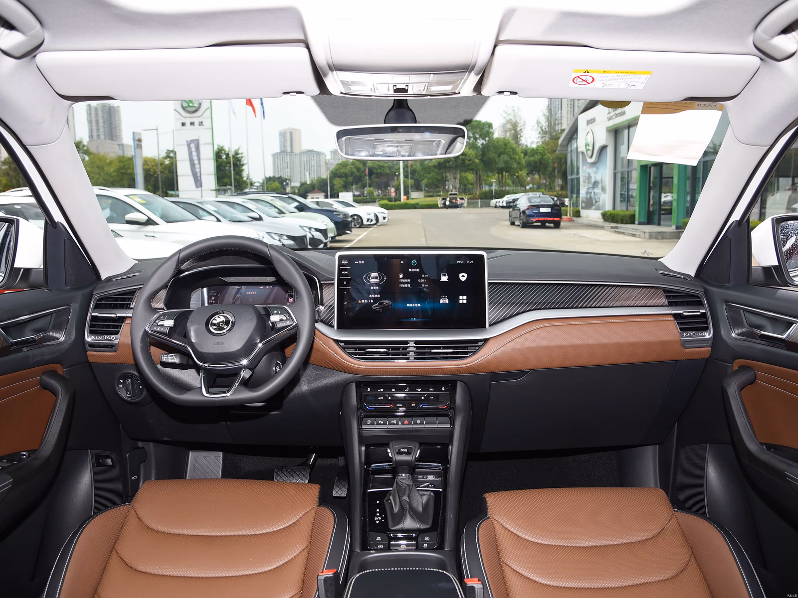 Skoda Kodiaq 2025 — панорама леворульного кокпита