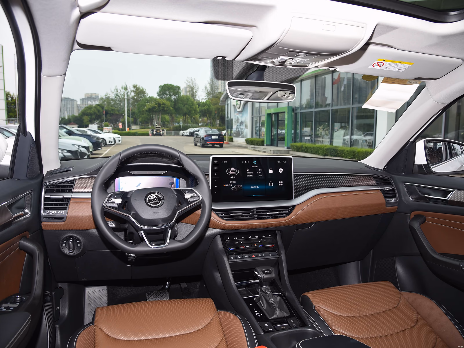 Skoda Kodiaq 2025 — передняя часть салона