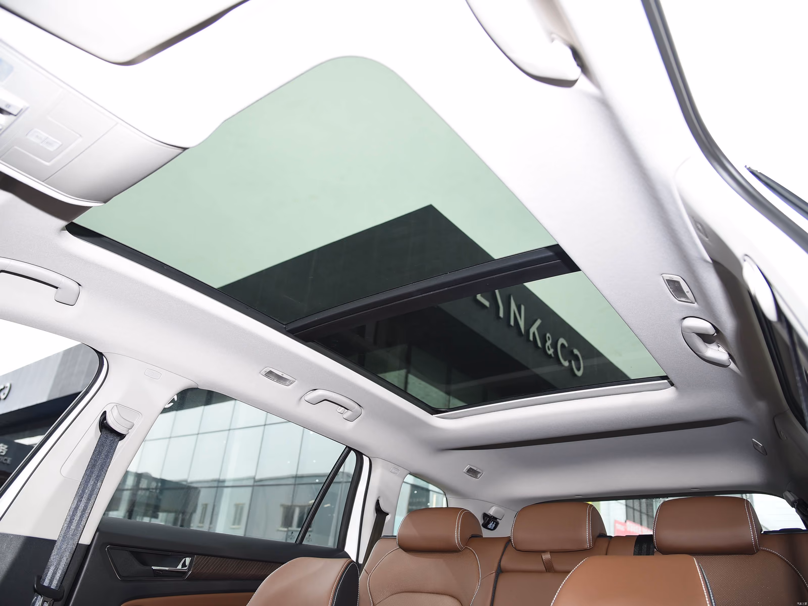 Skoda Kodiaq 2025 — панорамная крыша