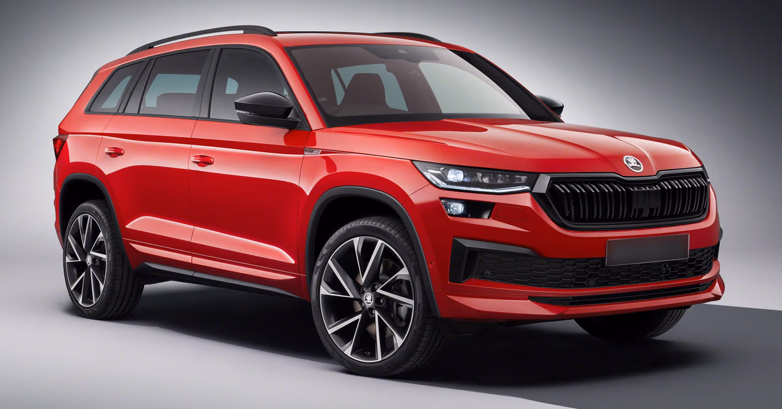 Красный Škoda Kodiaq Sportline, вид спереди в три четверти