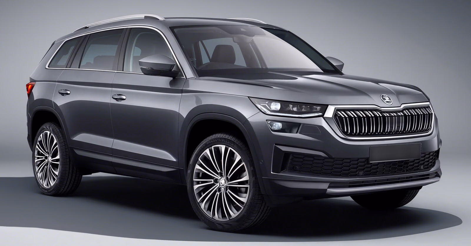 Серый Škoda Kodiaq, вид спереди в три четверти