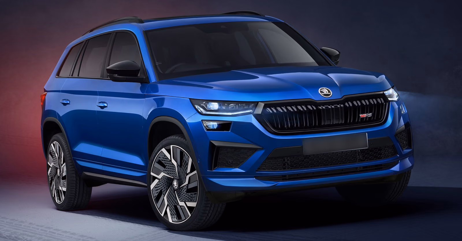 Синий Škoda Kodiaq RS, вид спереди в три четверти