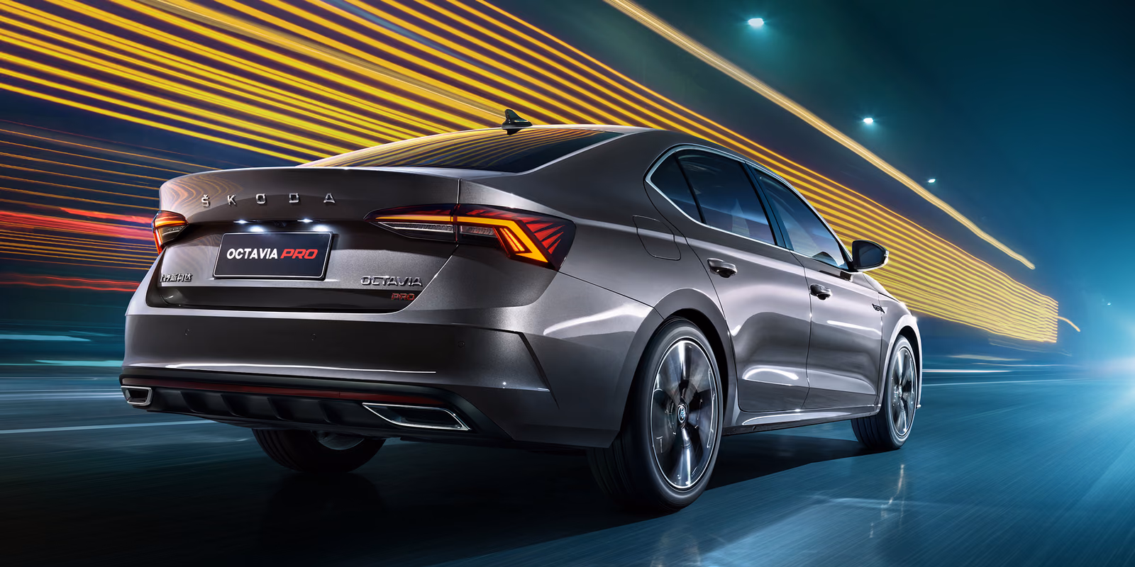 Skoda Octavia Pro в динамике, вид сзади в три четверти