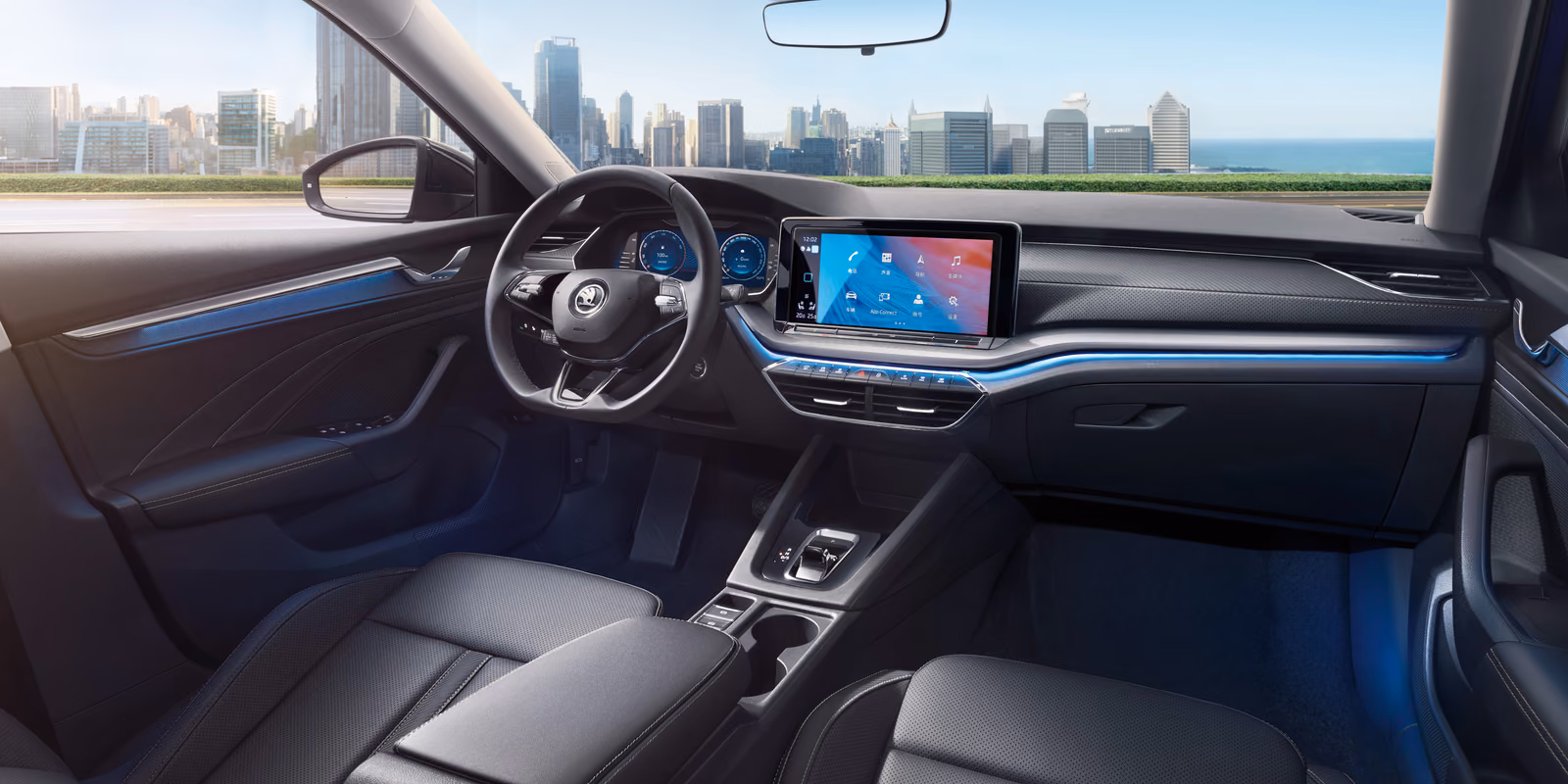 Салон Skoda Octavia Pro: передняя панель с центральным экраном и подсветкой