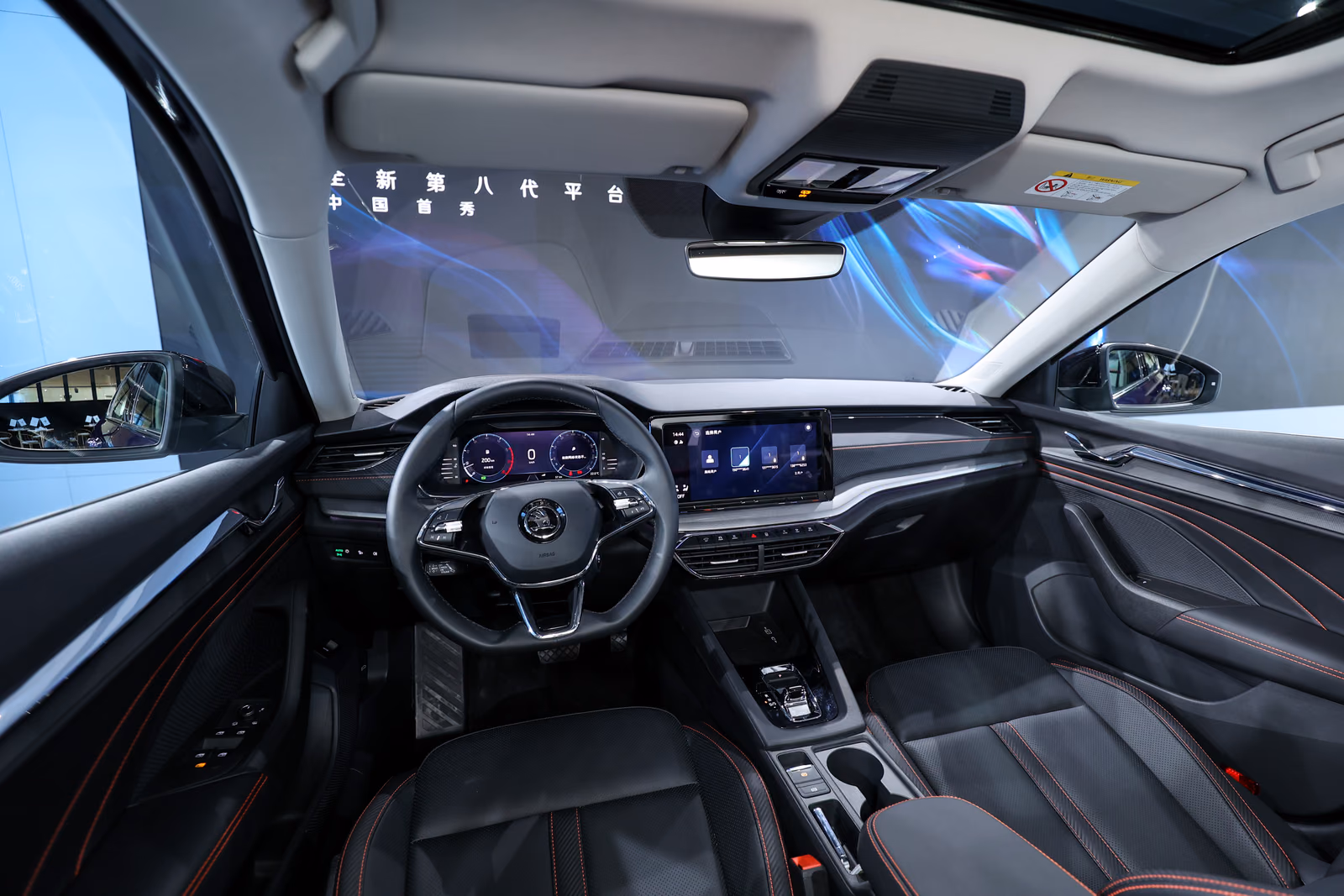 Skoda Octavia Pro — рабочее место водителя с двухспицевым рулём